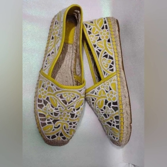 Tory Burch Womens Espadrille Flat Shoes Yellow Leather Slip On Cap Toe Floral 10 - Picture 4 of 9